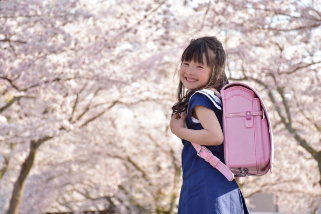入学式のスーツ 母 40代 のおしゃれなブランドやバッグの色は お役立ちブログ